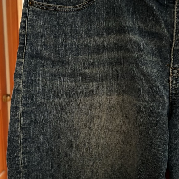 Westport Signature Fit Size 8 shorts 6” inseam - Picture 7 of 9